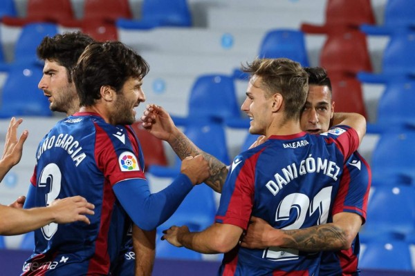 Levante's Spanish forward Sergio Leon (R) celebrates with teammates after scoring a goal during the Spanish league football match Levante UD against FC Barcelona at the Ciutat de Valencia stadium in Valencia on May 11, 2021. (Photo by JOSE JORDAN / AFP)
