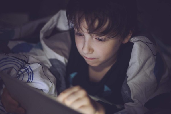 Aparatos electrónicos perjudican el sueño de los niños