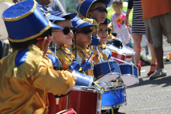 Pequeñines rinden honor a Honduras con coloridos desfiles