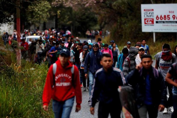 Caravana de migrantes avanza bajo la lluvia hacia Ciudad de Guatemala