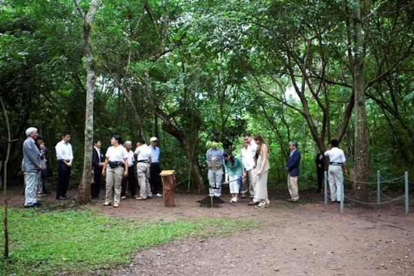 Princesa Mako visita el parque Arqueológico Copán Ruinas