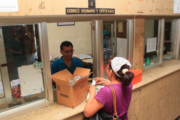 Medicamentos y dulces típicos, lo que más envían sampedranos a EUA y España