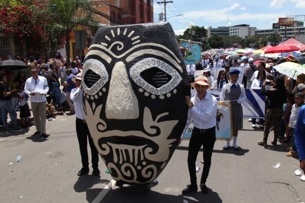 Algarabía, aplausos y fervor cívico inundan Tegucigalpa