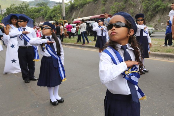 Tegucigalpa luce inundada de civismo y color