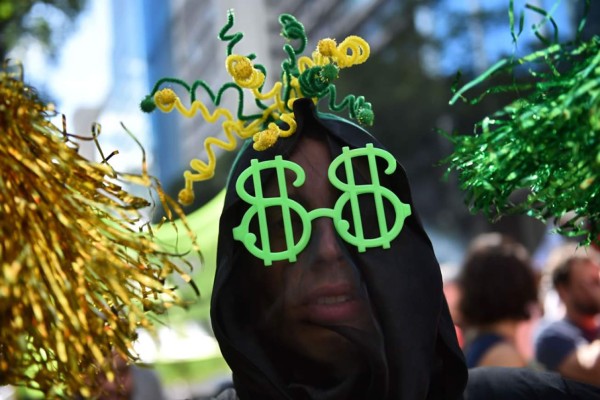 Protestan al estilo carnaval contra el Mundial de Brasil
