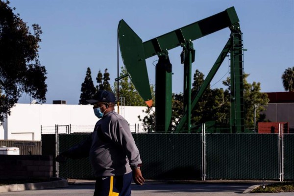 El petróleo de Texas se dispara 21,55 % por las tensiones en Oriente Medio y futuros recortes  