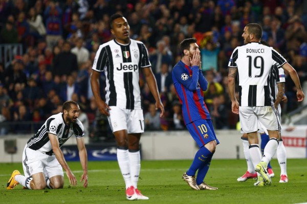 GRA408. BARCELONA, 19/04/2017.- El delantero argentino del FC Barcelona Leo Messi (3i) se lamenta durante el partido de vuelta de cuartos de final de la Liga de Campeones que el FC Barcelona y la Juventus juegan hoy en el Camp Nou, en Barcelona. EFE/Alberto Estévez
