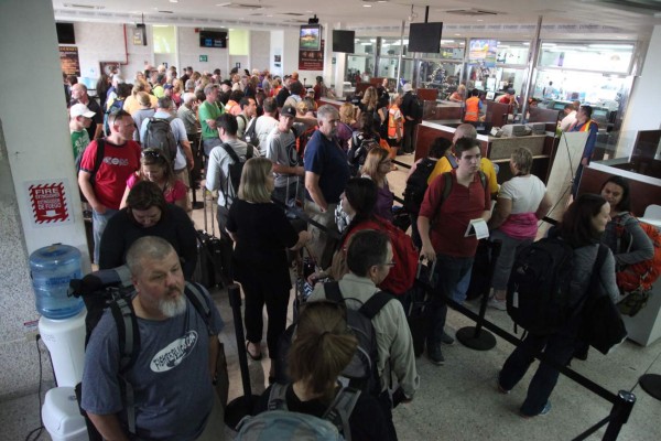 Piden mayor personal de Migración en aeropuerto de Roatán