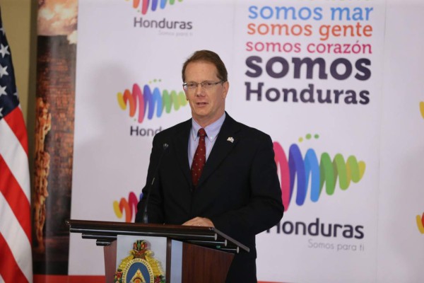 Embajada de EUA cancela visas a policías hondureños depurados