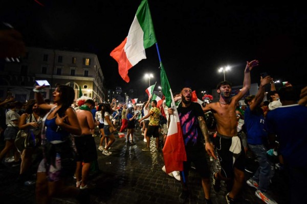 Italianos celebran con euforia la conquista de la Eurocopa