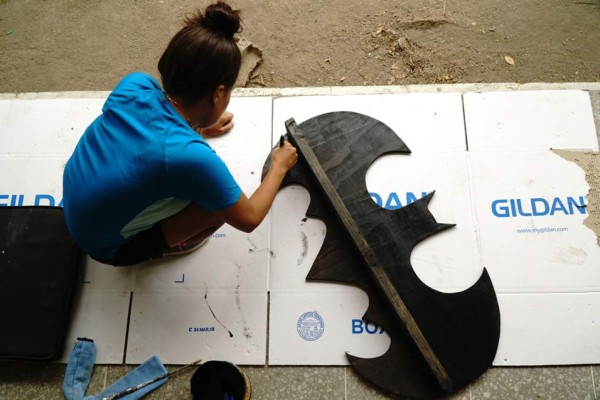 Menores con VIH hacen muebles de madera para autosostenerse