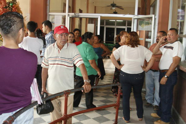 Empleados municipales piden a Fiscalía investigar atraso en pago de salarios