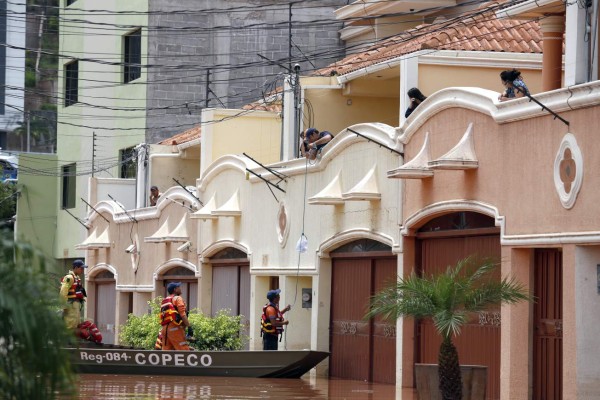 Desastre y tensión por lluvias en lujosa residencial de Tegucigalpa