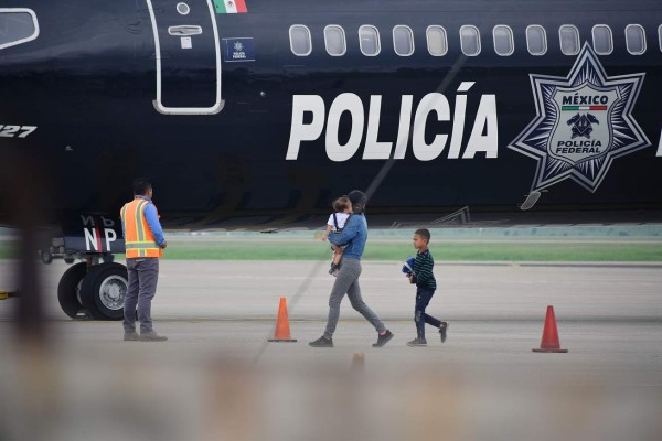 A group of Honduran migrants who were part of the caravan heading to the US arrives in a Mexican police plane at Ramon Villeda Morales airport, near San Pedro Sula, Honduras, 22 January 2020, after being deported from that country after failing to cross the border between Guatemala and Mexico. A total of 329 Hondurans have been deported in the last 24 hours from Mexico after entering the country irregularly and in full crisis due to the formation of migrant caravans, the National Institute of Migration (INM) reported on Wednesday. EFE/ Jose Valle