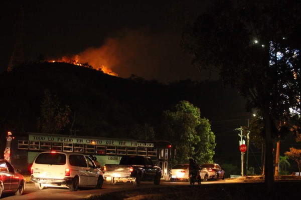 A visitor checks an LG V50 ThinQ 5G smartphone at the Mobile World Congress (MWC) in Barcelona on February 27, 2019. - Phone makers will focus on foldable screens and the introduction of blazing fast 5G wireless networks at the world's biggest mobile fair as they try to reverse a decline in sales of smartphones. (Photo by Pau Barrena / AFP)