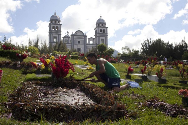 Hondureños acuden masivamente a los cementerios a recordar a muertos