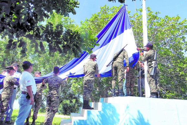 La Bandera de Honduras también ondea en la isla Conejo