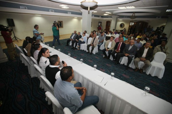 Movimiento de jóvenes indignados se reúne con el Frente Patriótico