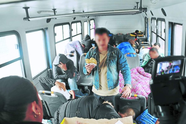 Inmigrantes en Estados Unidos se quejan por trato de oficiales