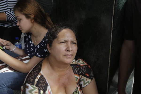 Caos en oficinas de Migración por suspensión de pasaportes en San Pedro Sula