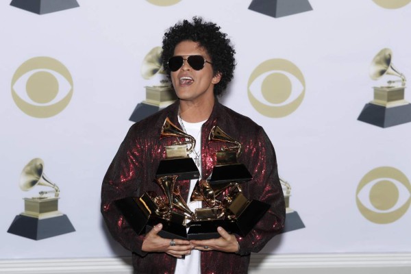 Bruno Mars arrolla a 'Despacito' al ganar Grammys a mejor canción y mejor grabación