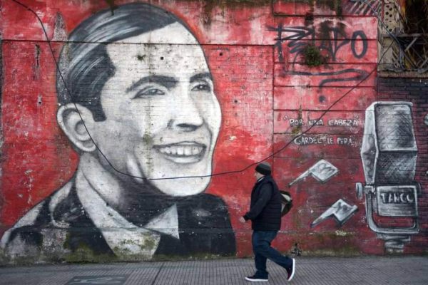Argentina recuerda a Carlos Gardel al cumplirse 80 años de su muerte