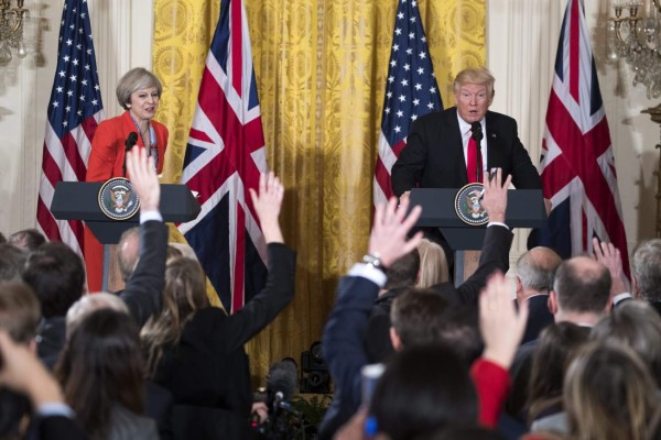 Theresa May 'en desacuerdo' con política migratoria de Trump