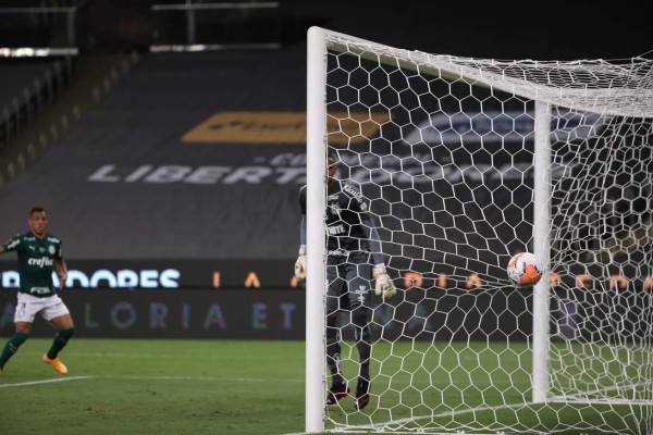 RIO101. RÍO DE JANEIRO (BRASIL), 30/01/2021.- Breno Henrique Vasconcelos de Palmeiras anota un gol hoy, durante el partido entre Palmeiras y Santos por la final de la Copa Libertadores, en el estadio Maracaná de Río de Janeiro (Brasil). Con un agónico gol de Breno Henrique Vasconcelos al final del partido, Palmeiras se coronó este sábado campeón de la Copa Libertadores 2020. EFE/ Ricardo Moraes POOL