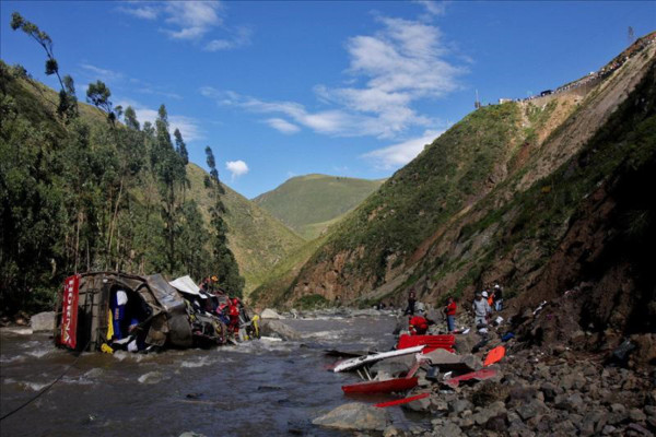 Camión cae en un abismo en Perú: 52 muertos