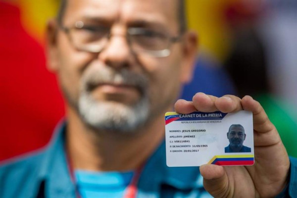 Miles de venezolanos se censan con el 'carné de la patria'