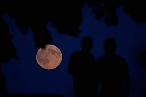 Fotos: la superluna encanta a los amantes de la astronomía
