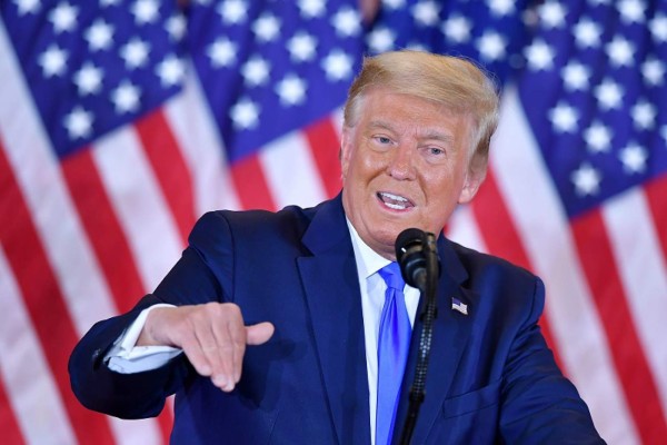 Trump exige a un tribunal que detenga el recuento en Michigan