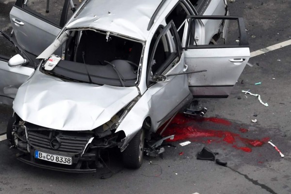 Explota carro en Berlín y muere el conductor