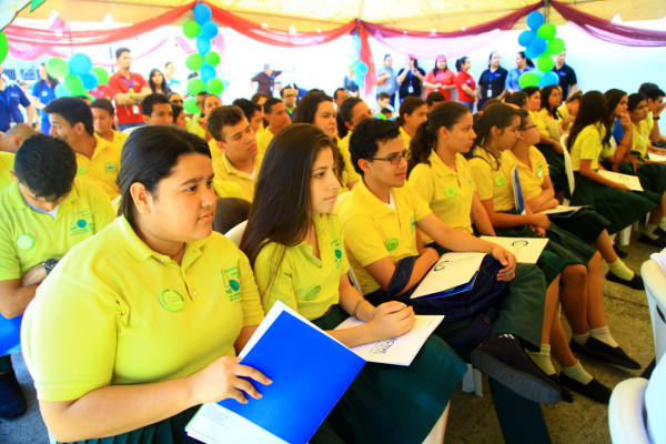 Call center firma alianza con escuelas bilingües