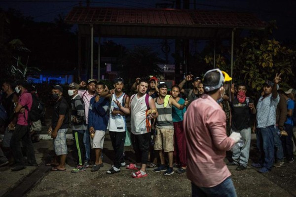 Migrantes hondureños avanzan por el norte de Guatemala con rumbo a México  