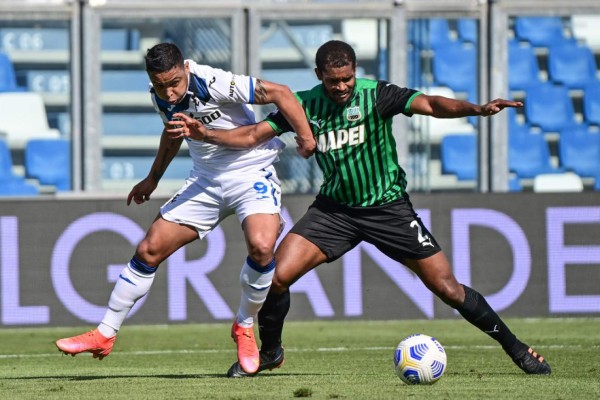 Sassuolo's Brazilian defender Marlon (R) fouls Atalanta's Colombian forward Luis Muriel (L) leading to a red card and a penalty for Atalanta during the Italian Serie A football match Sassuolo vs Atalanta Bergamo at the Mapei Stadium in Reggio-Emilia, on May 2, 2021. (Photo by MIGUEL MEDINA / AFP)