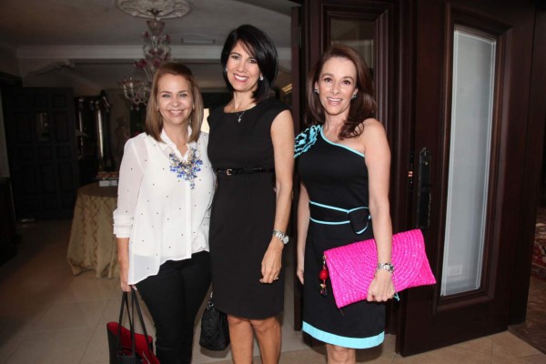 Damas se reunen para el esperado almuerzo solidario