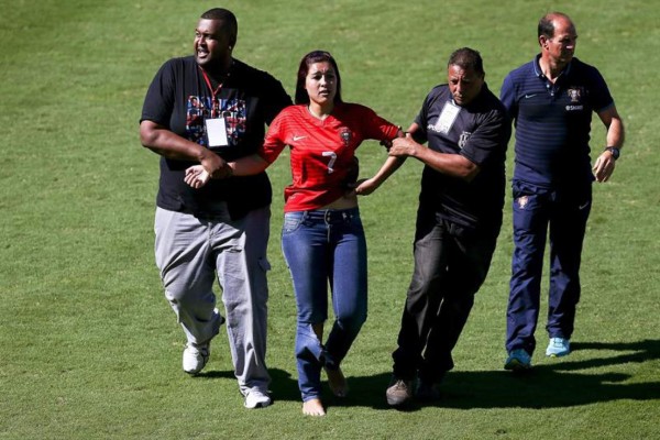Por tocar a Ronaldo, una joven cae de una grada y resulta herida