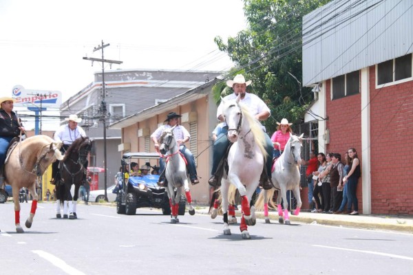 Desfile hípico de la Agas encanta a los sampedranos