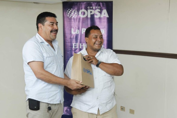 Grupo Opsa entrega pin de antigüedad