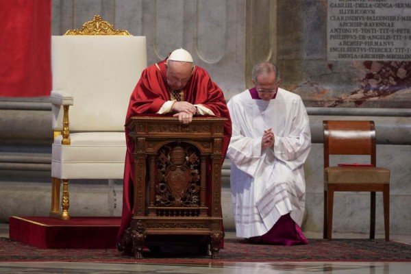 Papa Francisco celebra la Pasión del Señor en el Vaticano