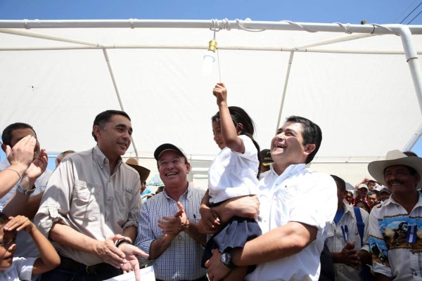 Juan Orlando Hernández está interesado en el nuevo modelo de salud de México