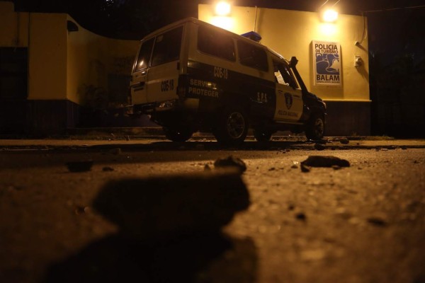 Tres heridos y patrulla destruida por disturbios en el Morazán