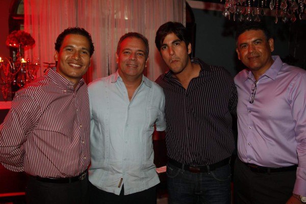 Emoción en una noche en rojo y amistad