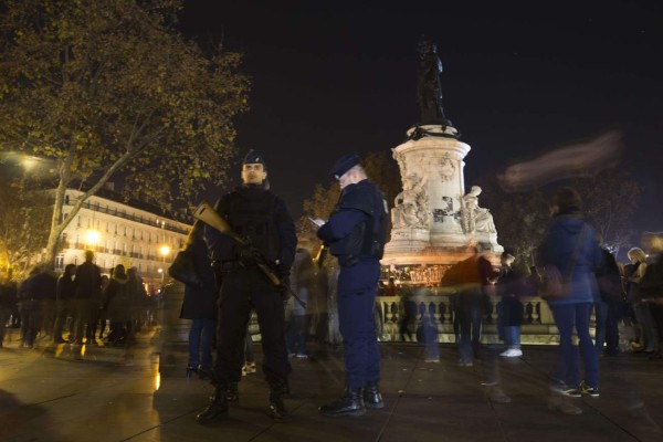 Estampida en la Plaza de la República de París por un estallido