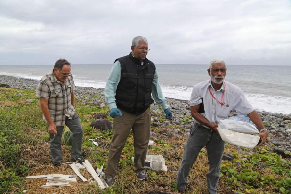 Hallan nuevos restos de asientos y ventanas del avión