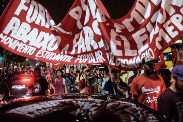 Rousseff negocia cargos por votos para evitar juicio político