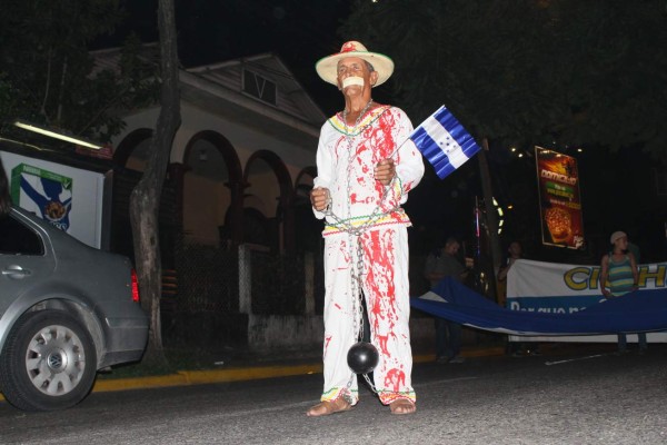 Indignados marchan por la primera calle de SPS