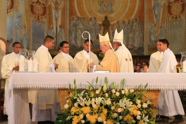 Ordenan a siete nuevos sacerdotes en San Pedro Sula