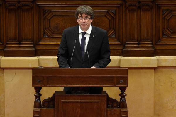 Puigdemont pospone independencia de Cataluña para dialogar